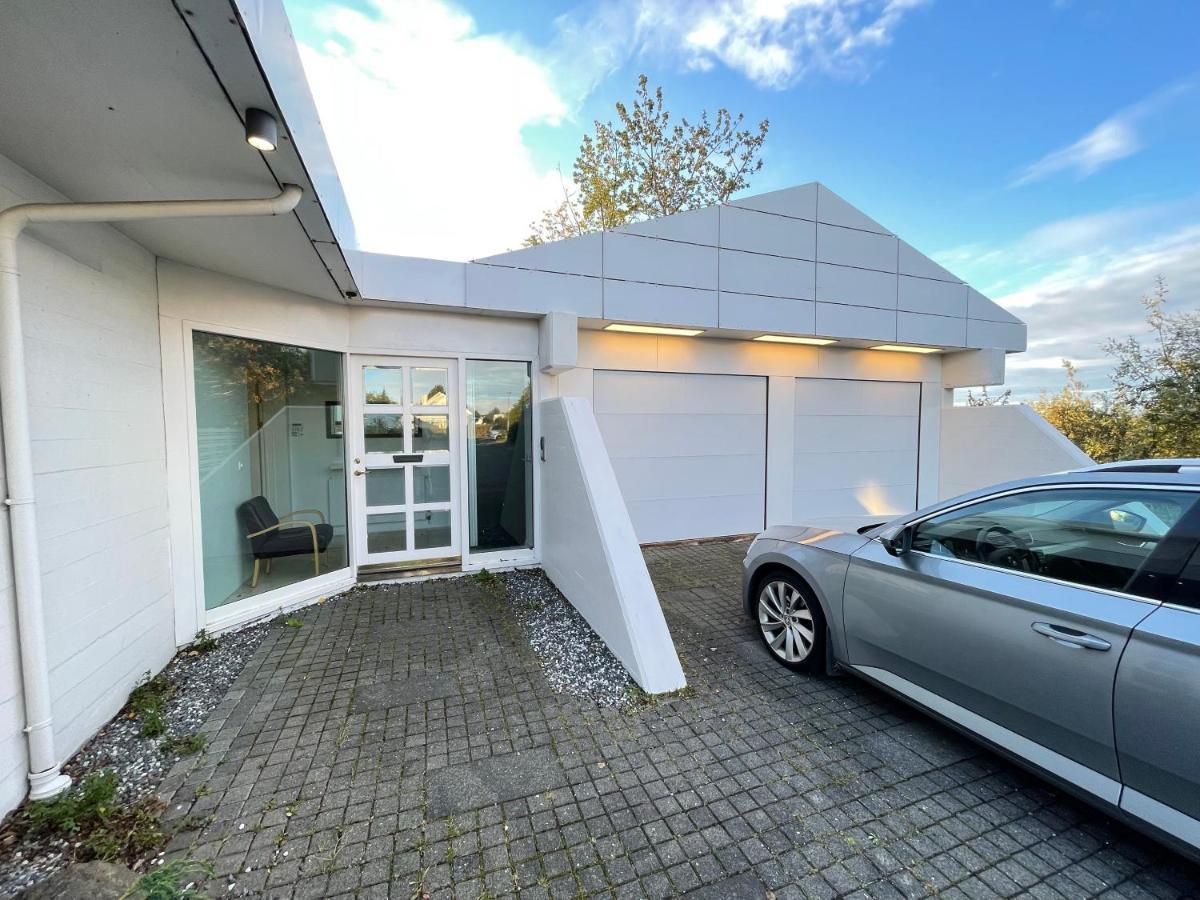 Big Villa Centrally Located In Reykjavik Exterior photo
