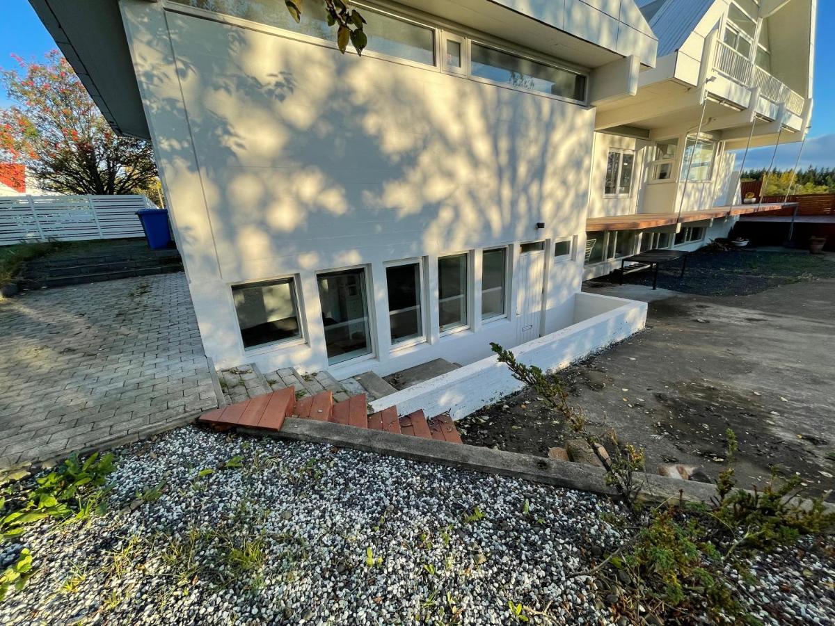 Big Villa Centrally Located In Reykjavik Exterior photo