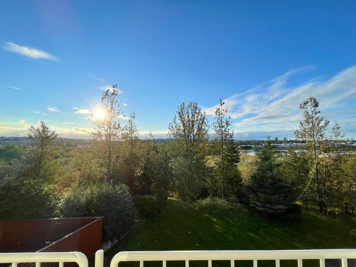 Big Villa Centrally Located In Reykjavik Exterior photo